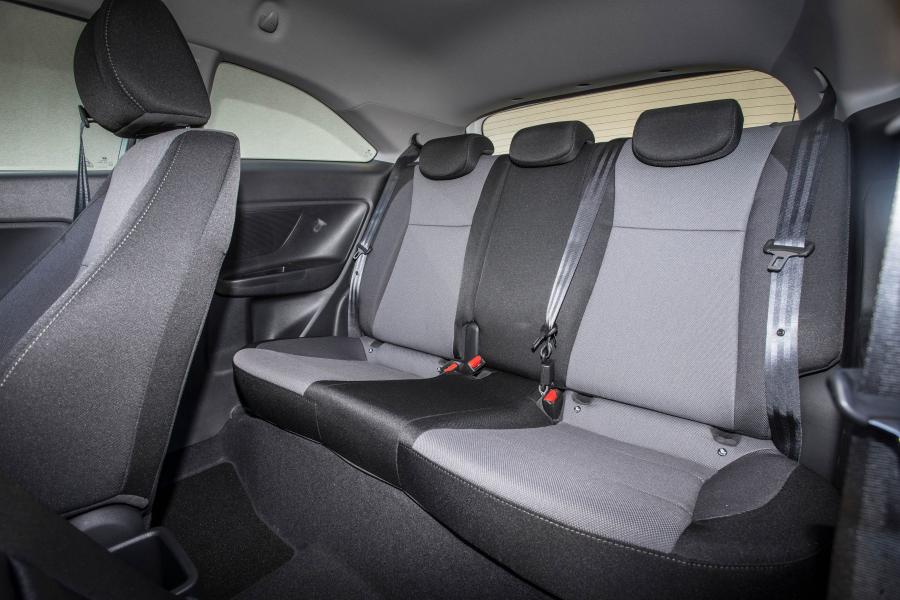 Hyundai i20 Coupe 2015 года  (UK) (фото 26 из 30)